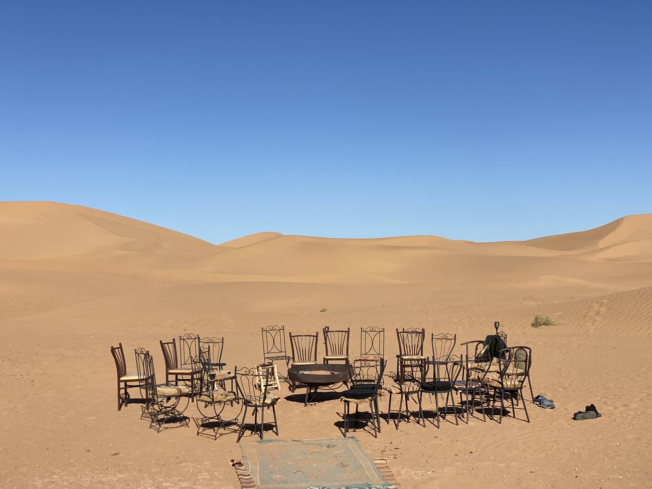 Roda de cadeiras no deserto