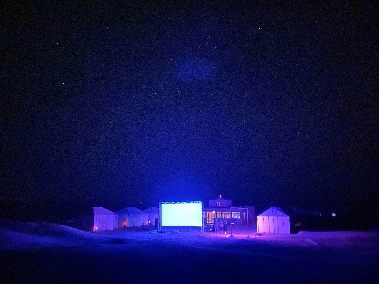 Tela acesa na noite do deserto