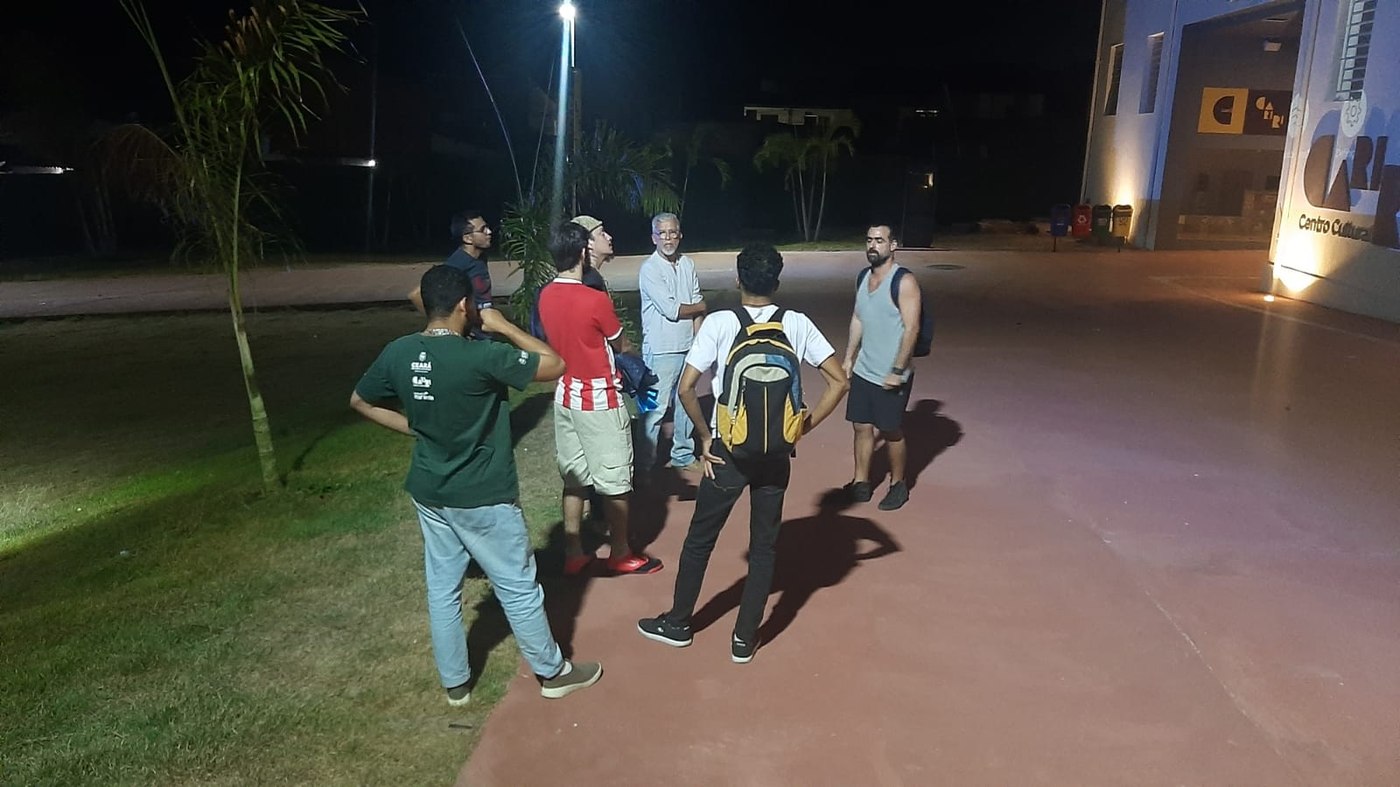 Turma reunida na calçada em frente à entrada do Centro Cultural