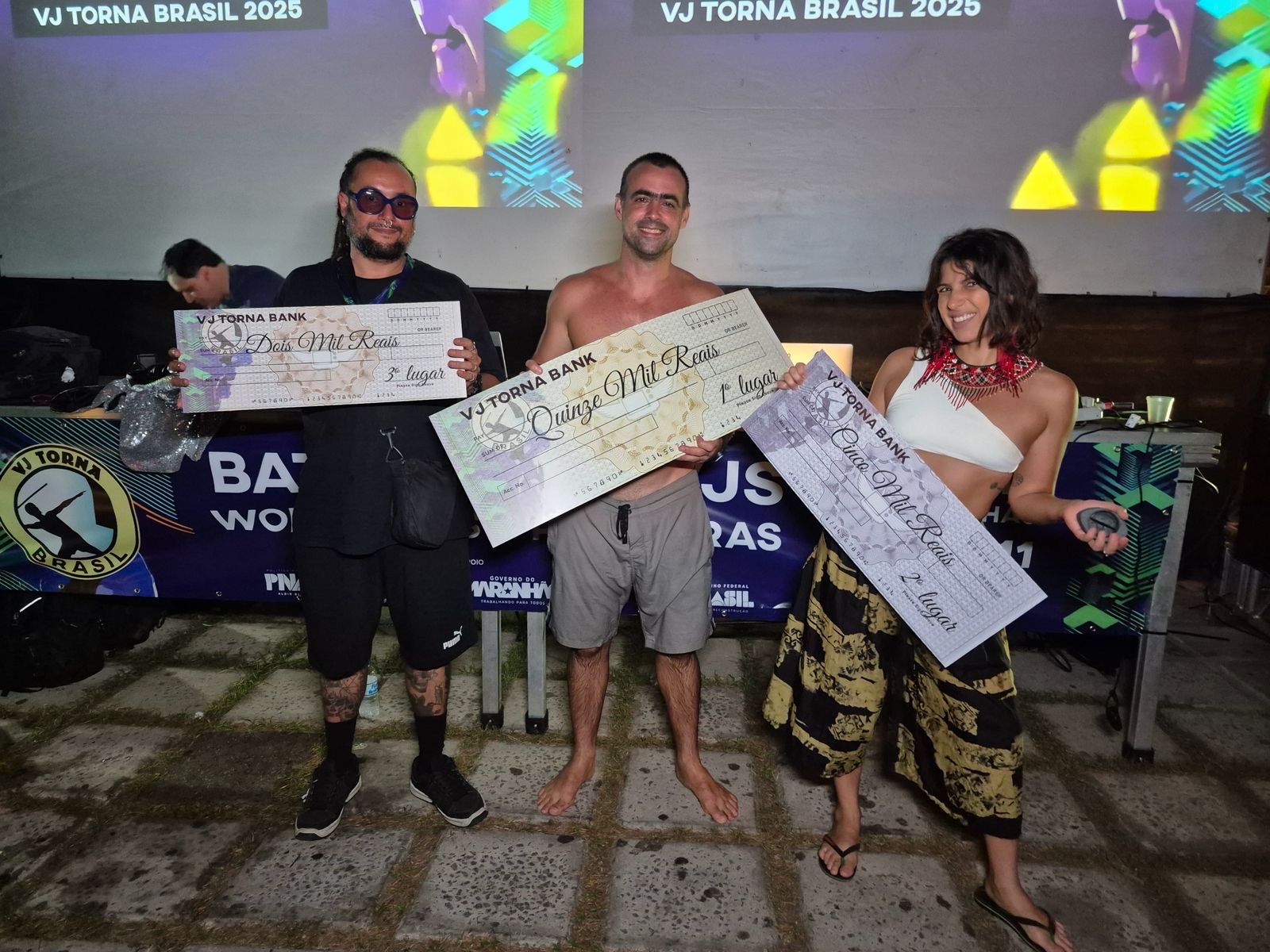 Premiação em cheques simbólicos: 1º, 2º e 3º lugares do VJ Torna Brasil 2025