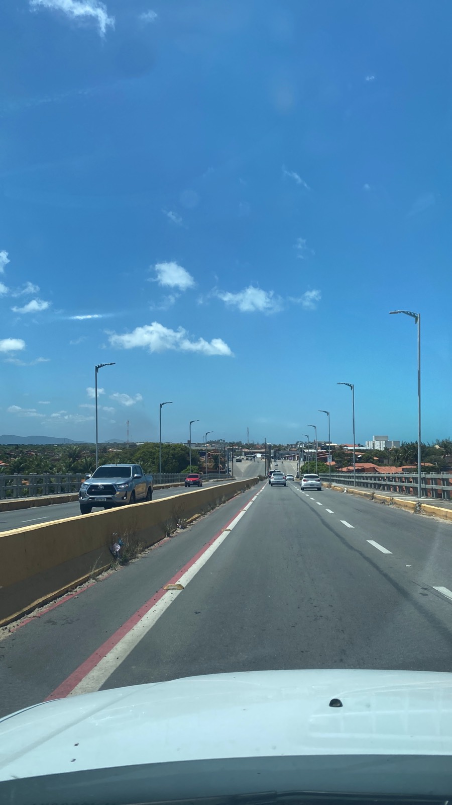 Saindo de Fortaleza, atravessando uma ponte na rodovia, início da viagem de carro