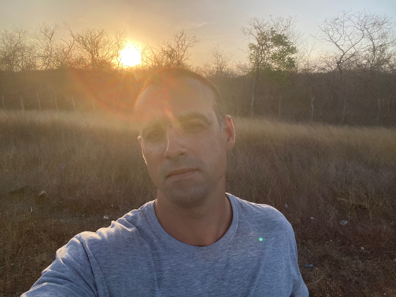 Selfie durante parada ao pôr do sol, sertão ao fundo