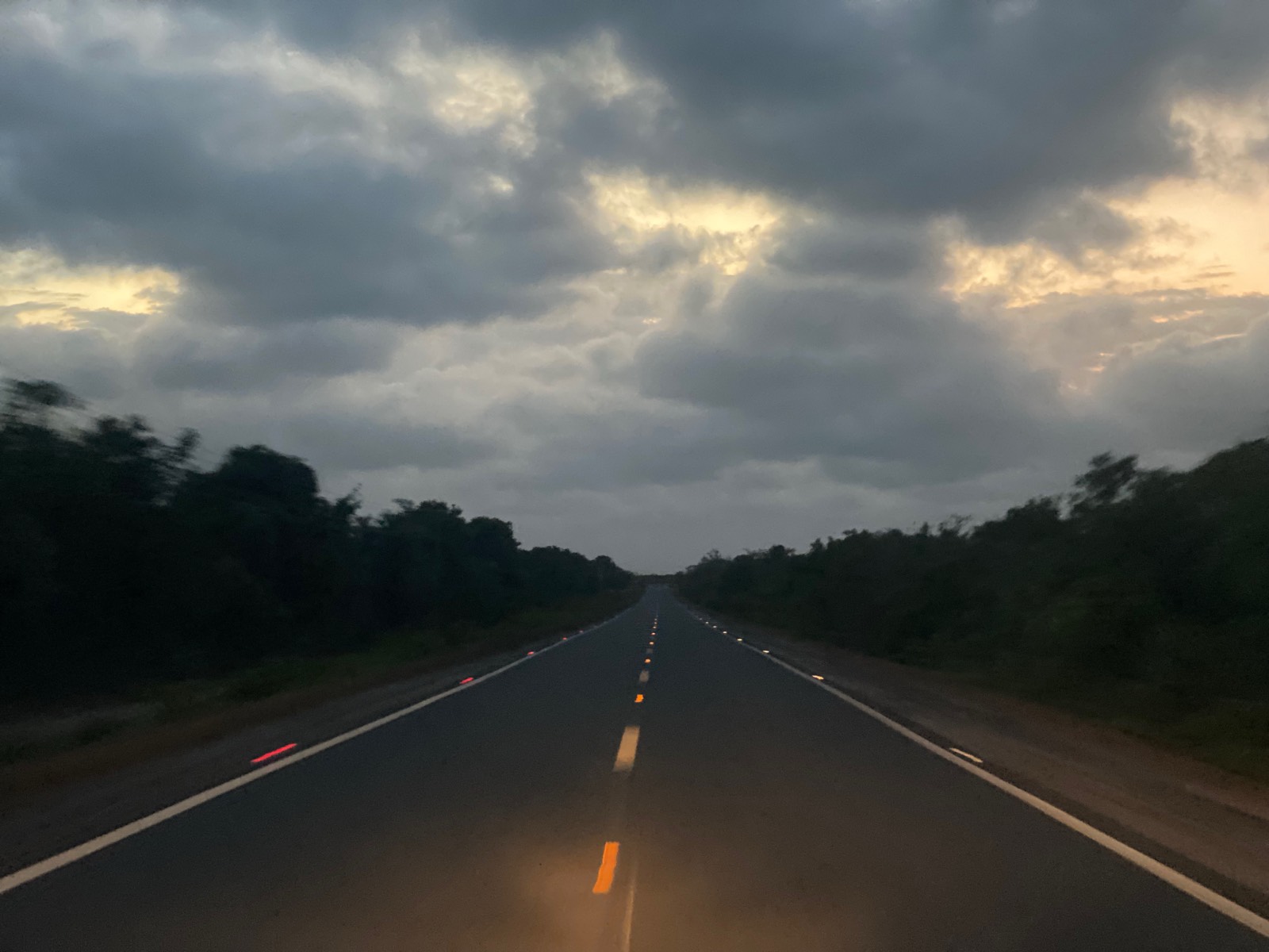 Estrada à noite, faróis e luzes traseiras dos carros em longa exposição