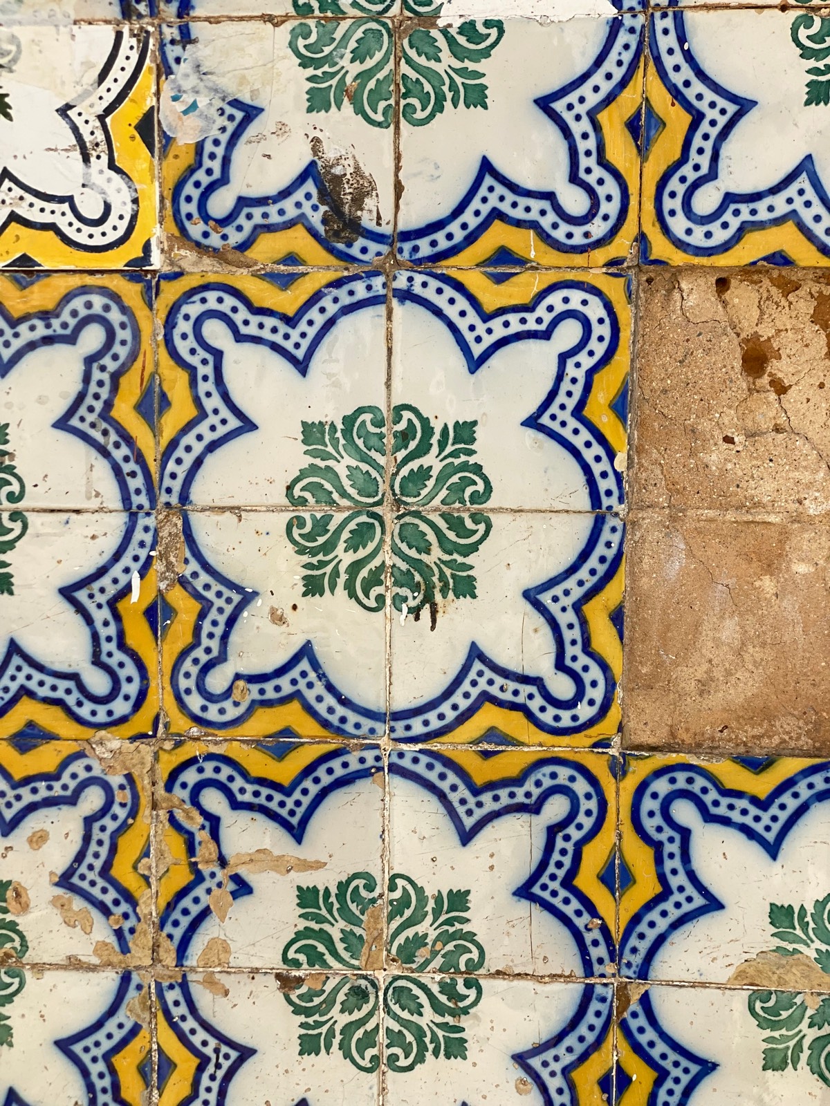 Azulejo português antigo e desgastado, típico do casario do Centro Histórico de São Luís