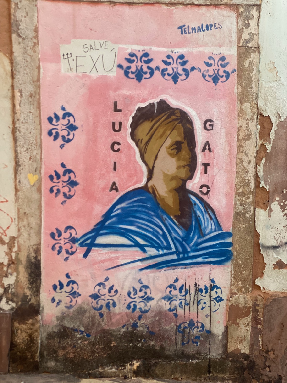 Mural de rua retratando Lucia Gato, com moldura de azulejos