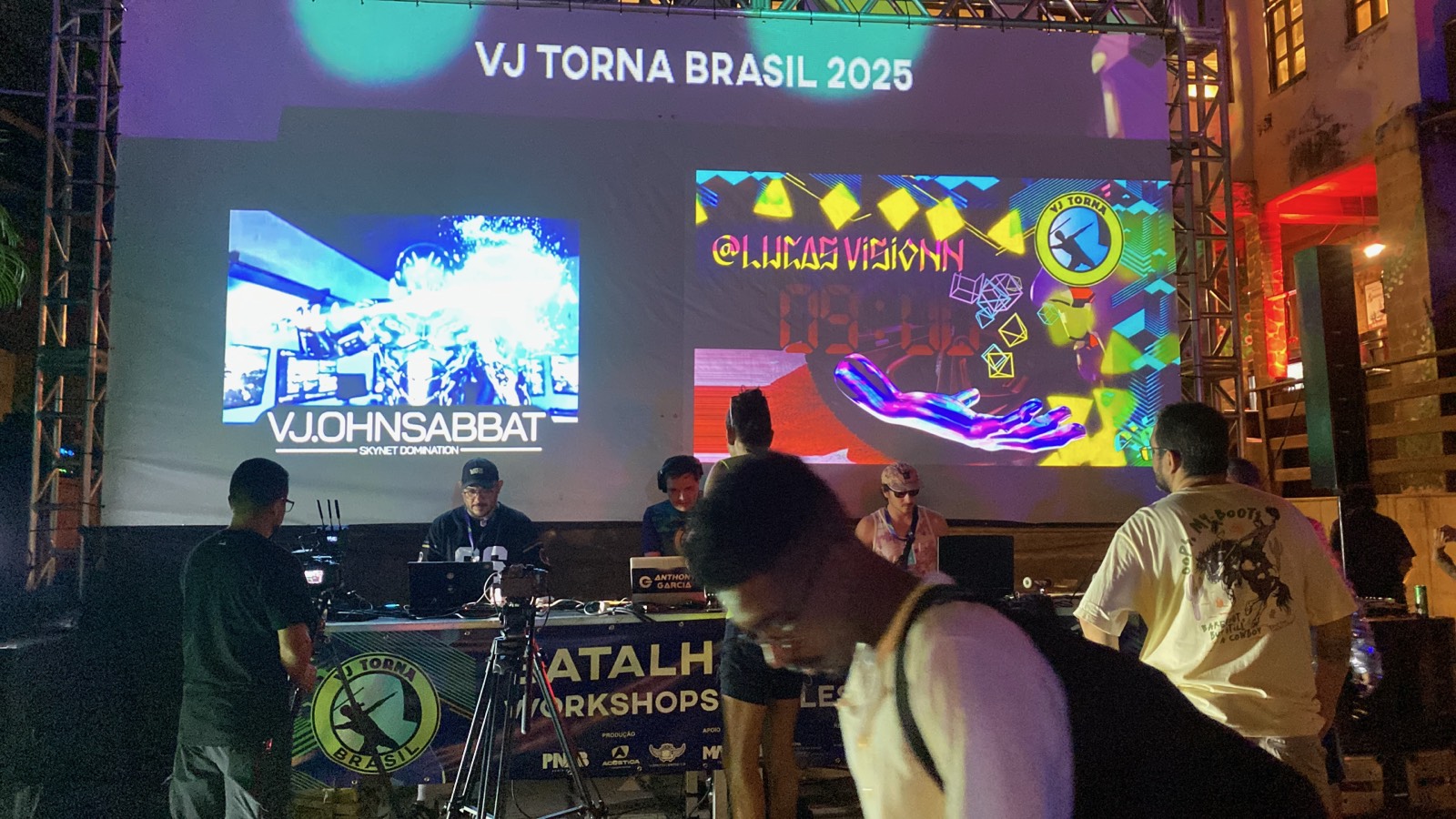 Batalha ao vivo entre dois VJs projetada em tela dividida