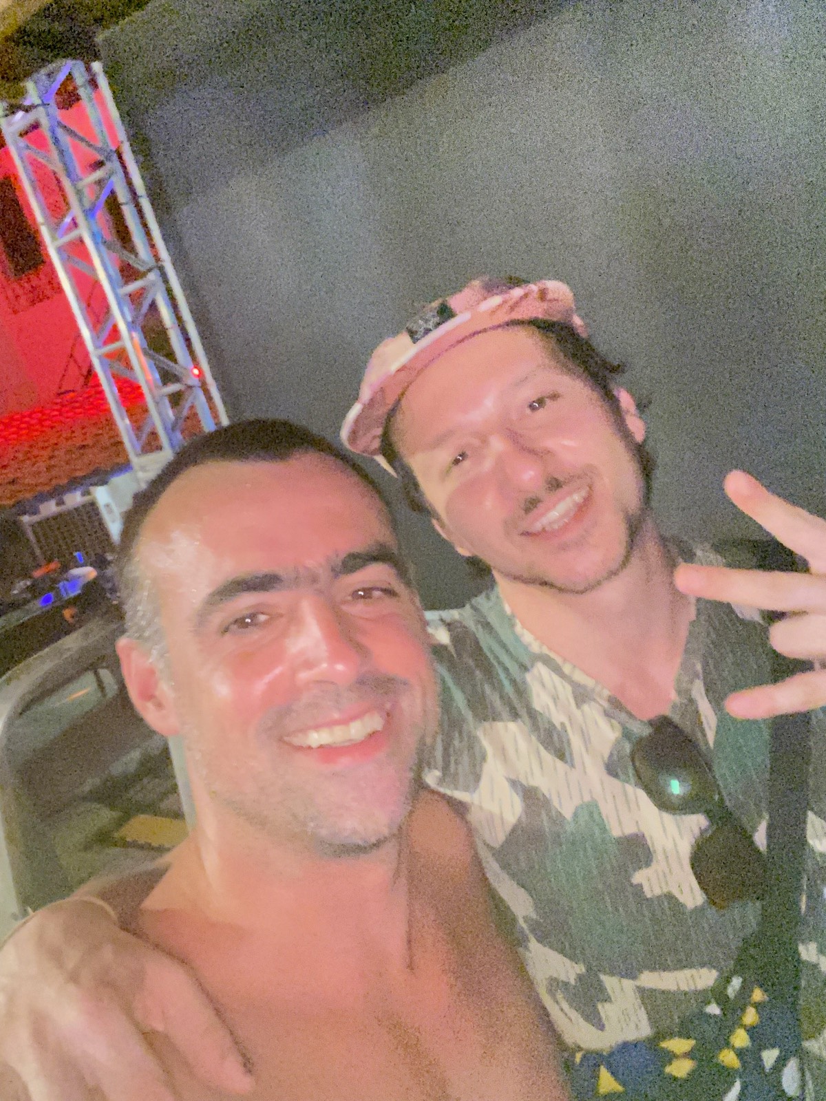 Selfie de madrugada com amigo VJ, estrutura de som e luz ao fundo