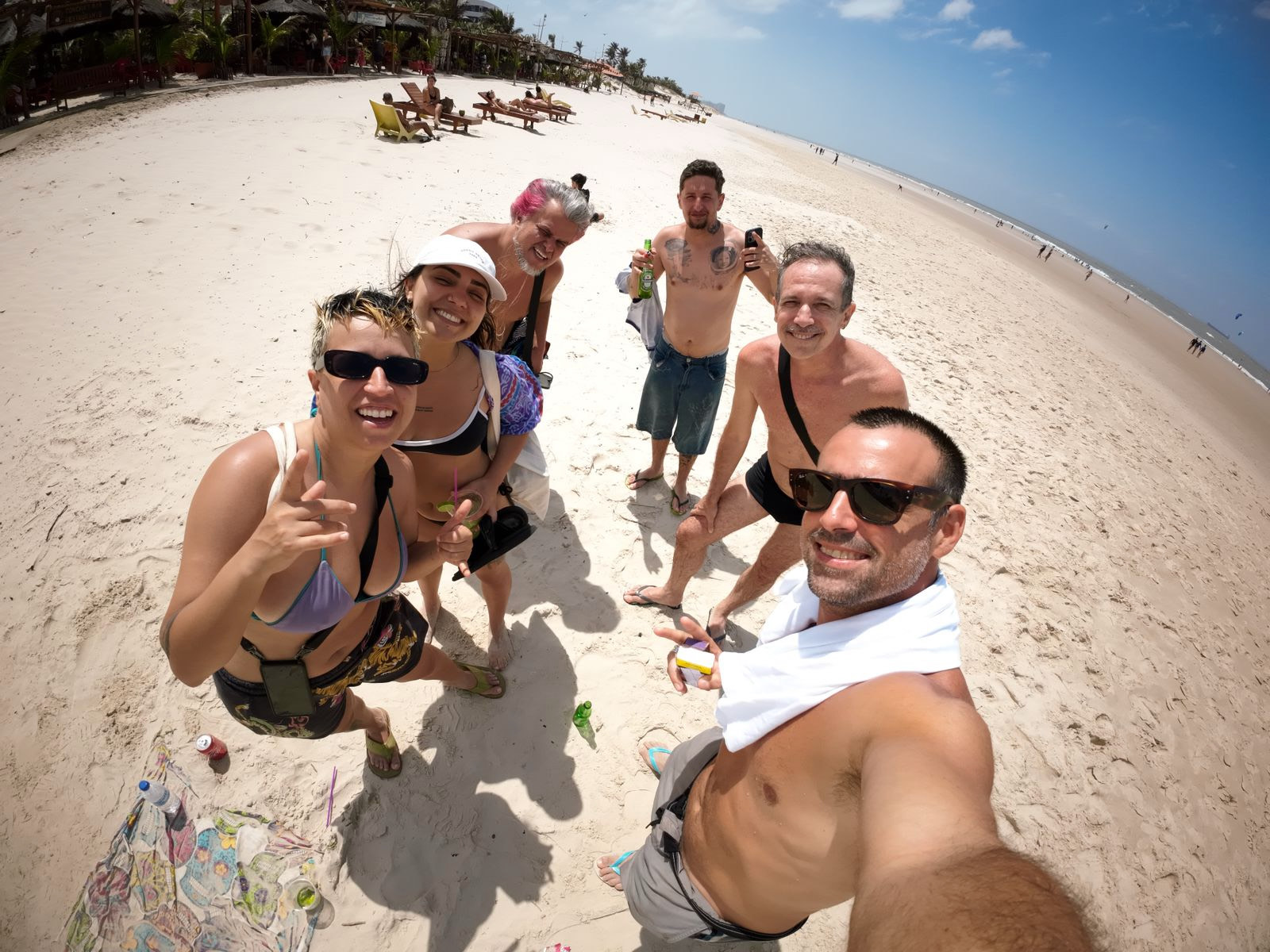 Grupo de amigos numa praia de São Luís, dia de sol