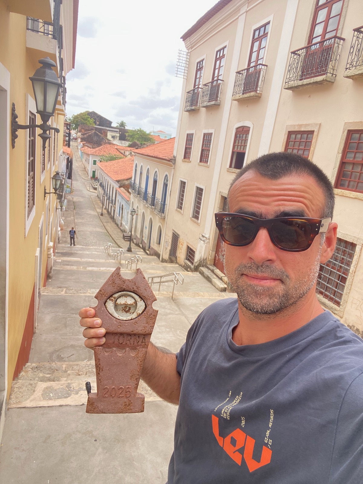 Valentino segurando o troféu do VJ Torna Brasil numa rua do Centro Histórico de São Luís, no dia seguinte à premiação