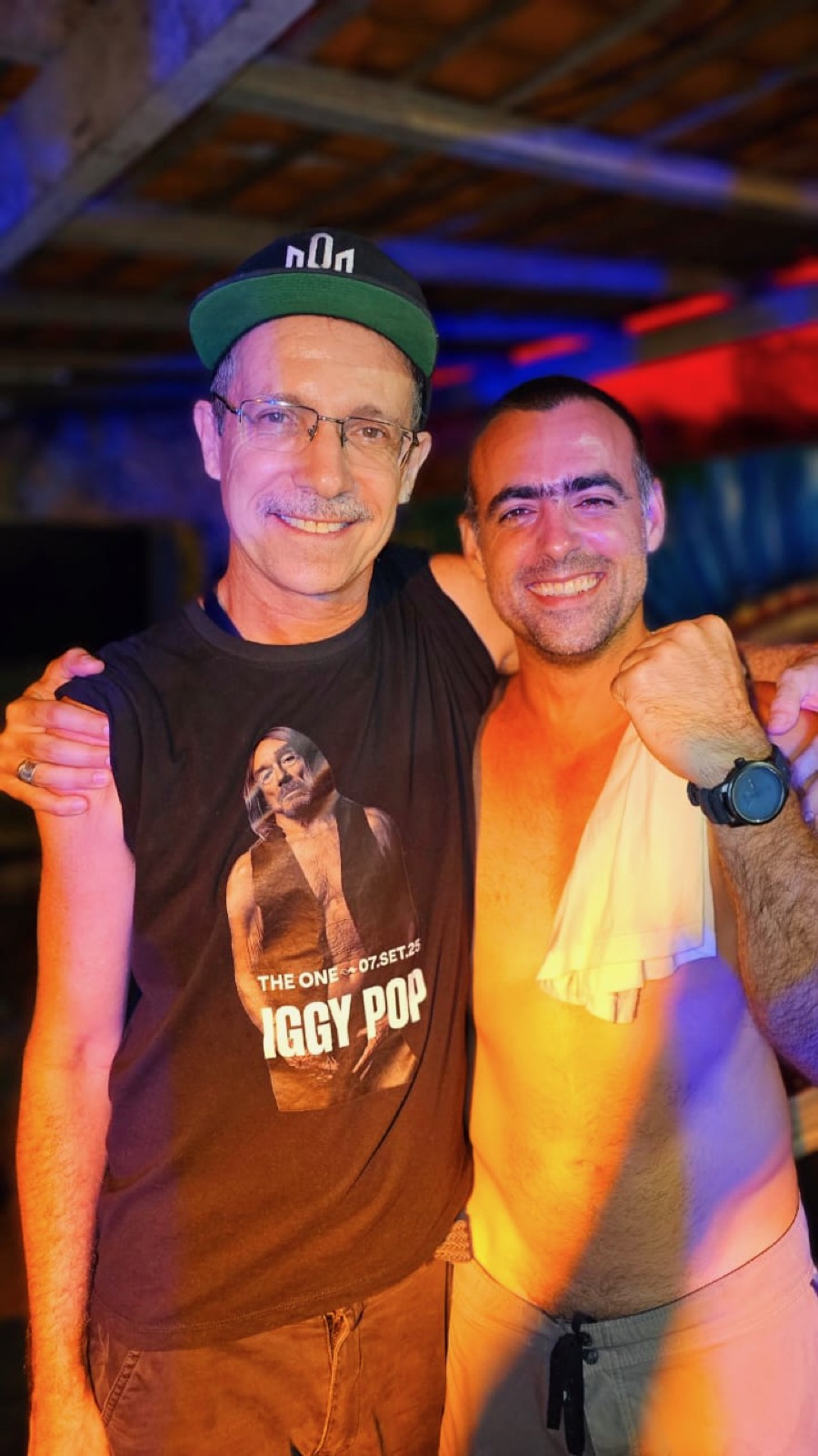 Selfie em dupla de noite, amigo com camiseta do show do Iggy Pop