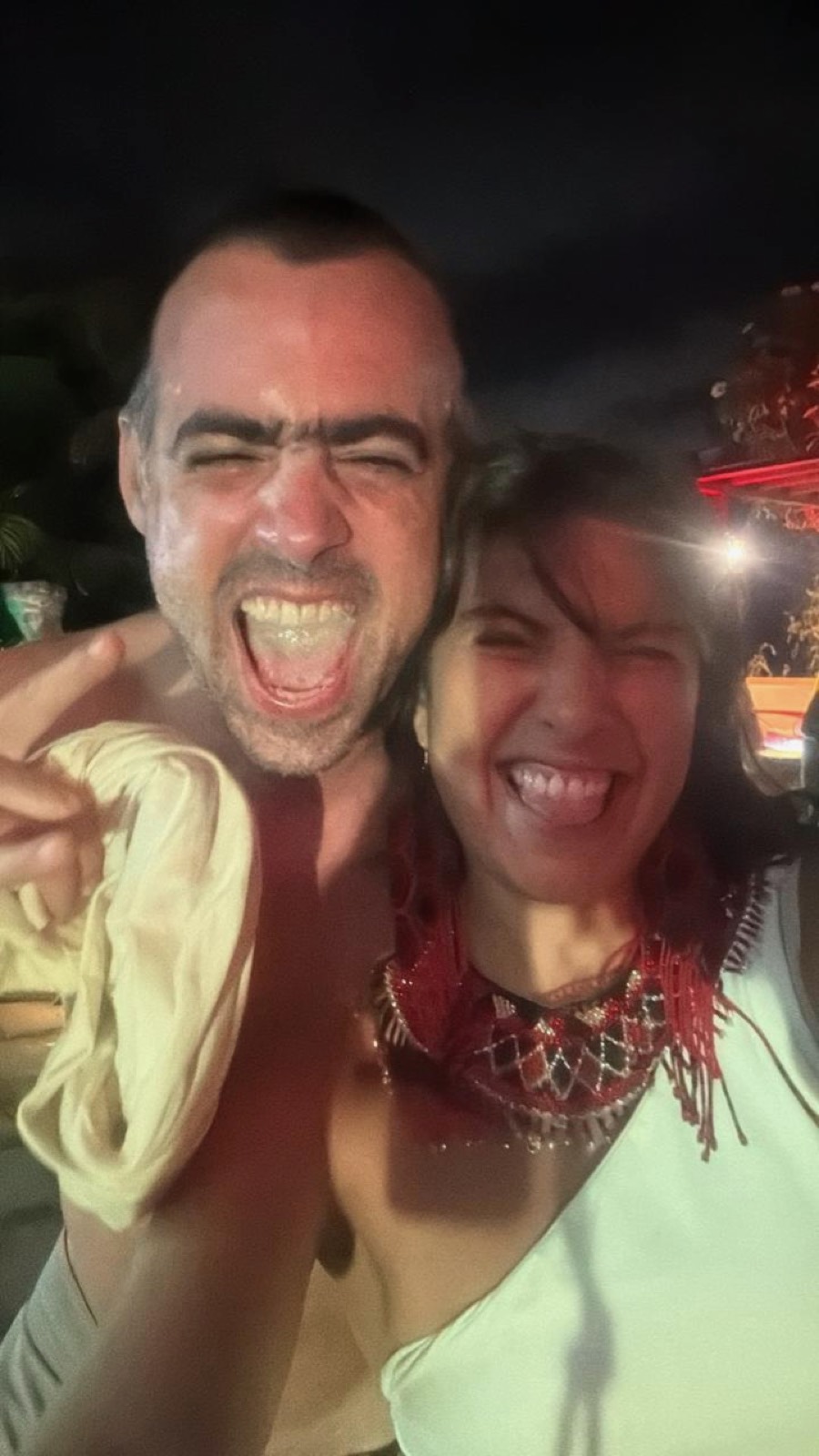 Selfie em dupla de noite, com colega VJ usando colar de miçangas vermelho