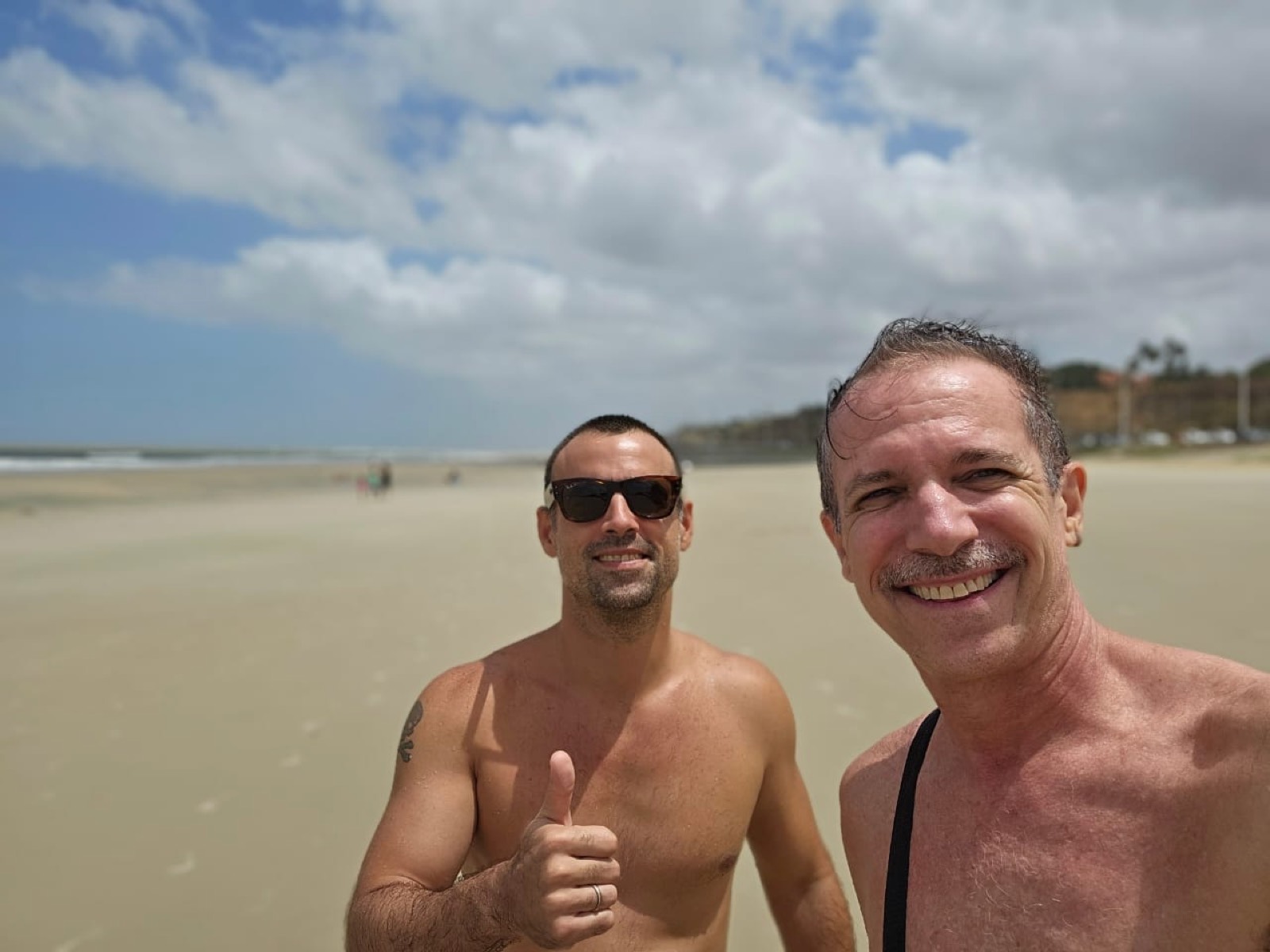 Selfie em dupla numa praia de São Luís, dia de sol